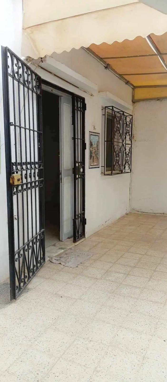 a vendre un étage de villa RDC s+2 situé à dar fadhal