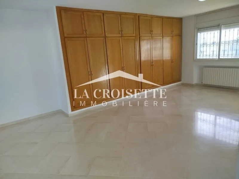 Villa S+4 avec jardin et piscine à La Marsa MVL0130