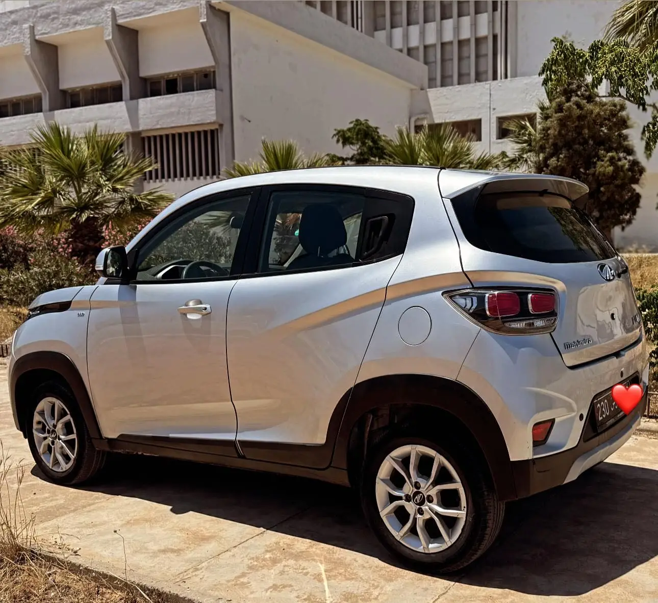 Mahindra kuv 100 k6+