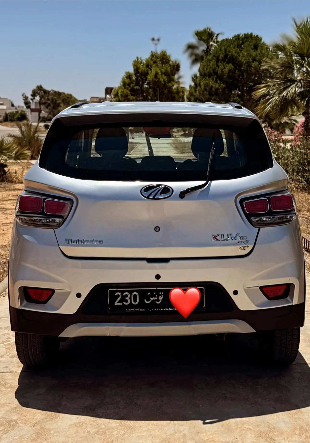 Mahindra kuv 100 k6+