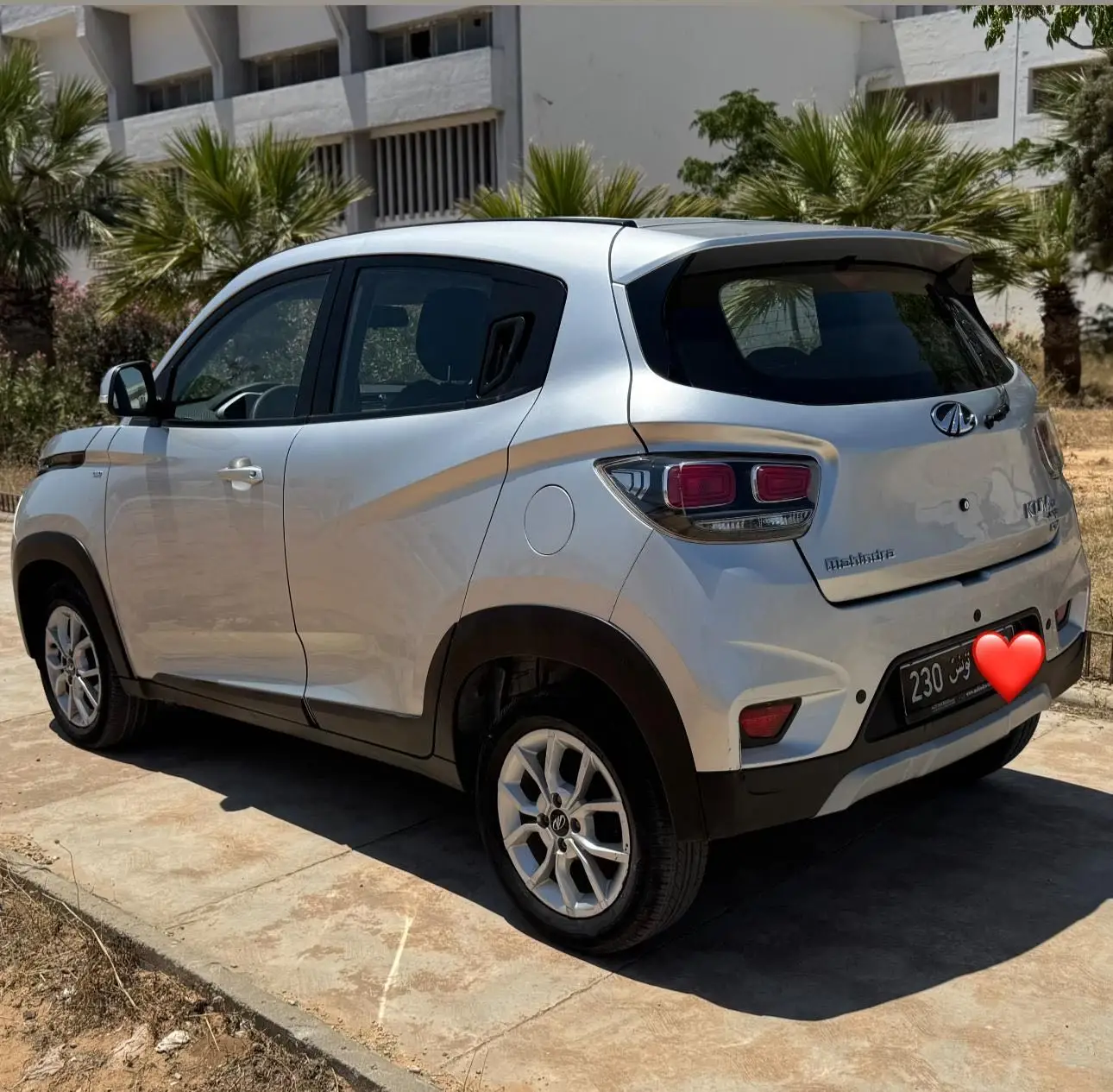 Mahindra kuv 100 k6+
