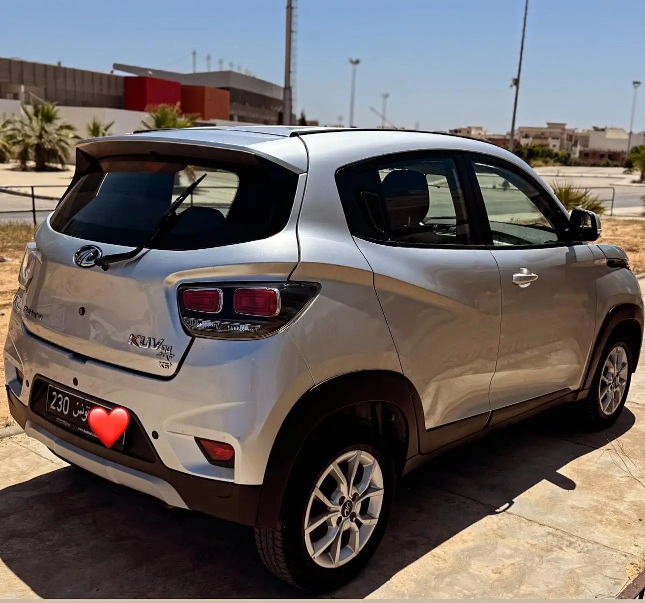 Mahindra kuv 100 k6+