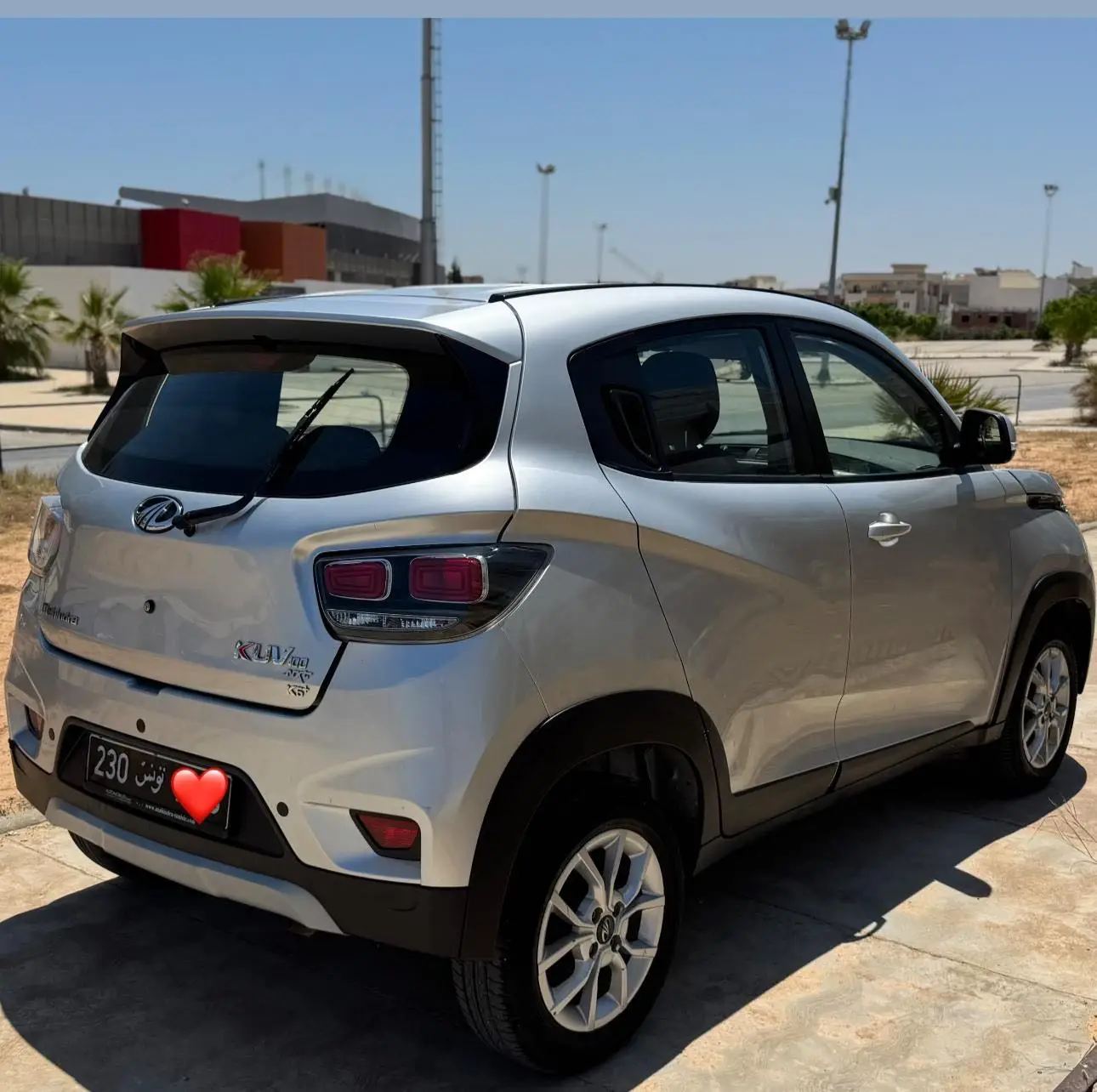 Mahindra kuv 100 k6+