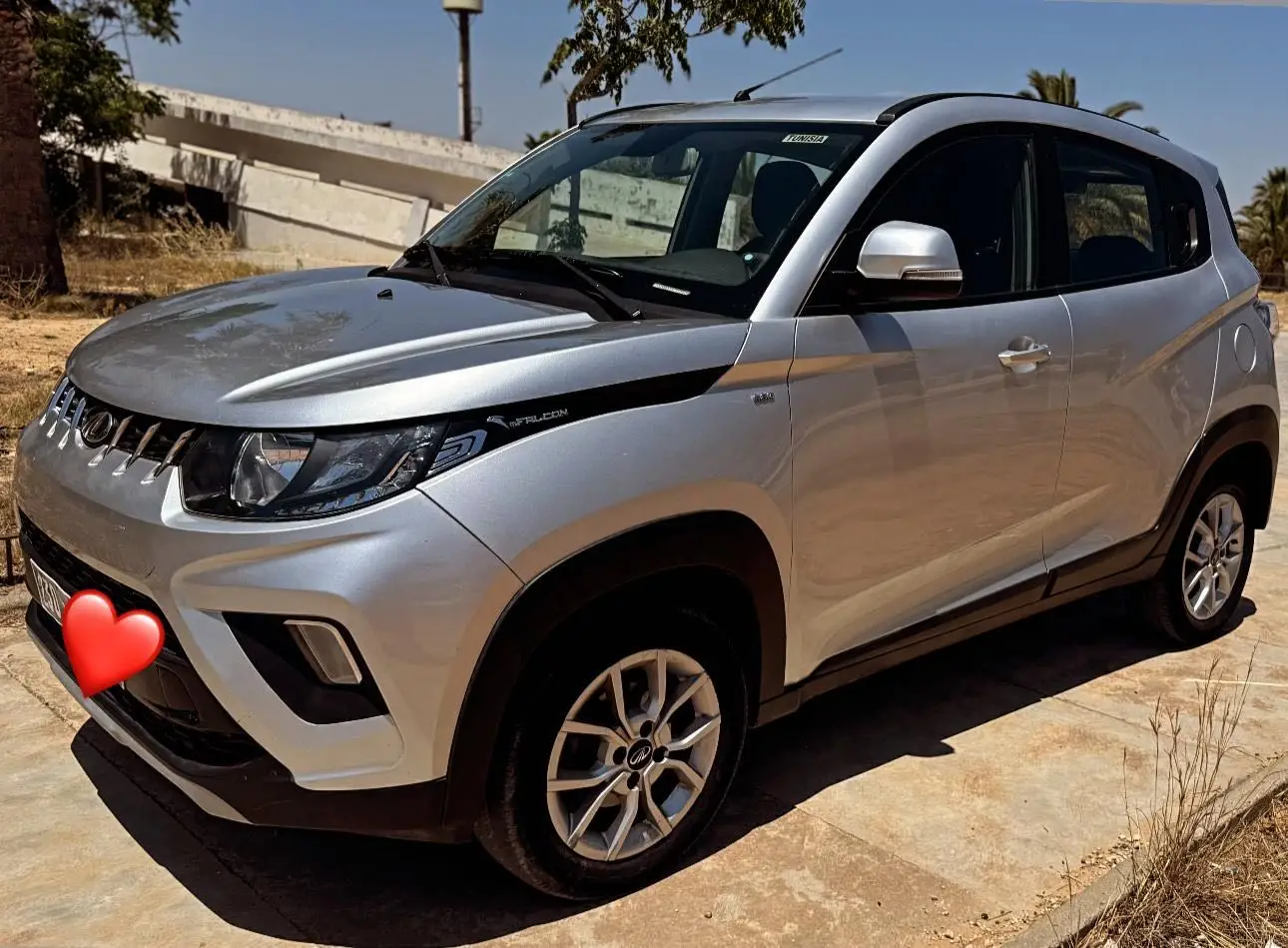 Mahindra kuv 100 k6+