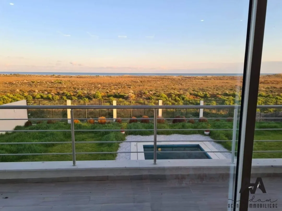 À Vendre | Villa Pieds dans l’eau avec Piscine – Chat Ezzouhour
