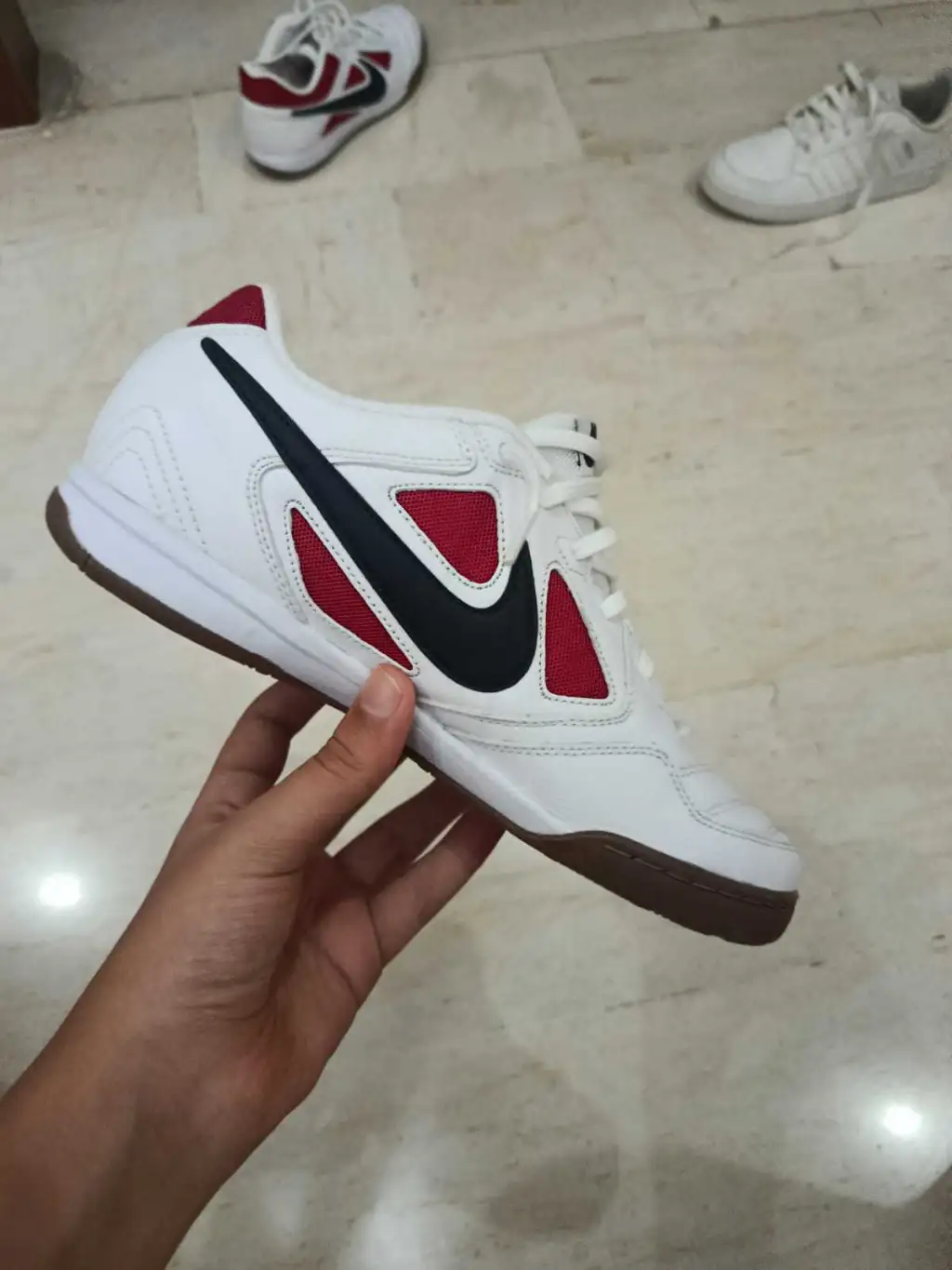 Nike gato importé de la France jamais porté