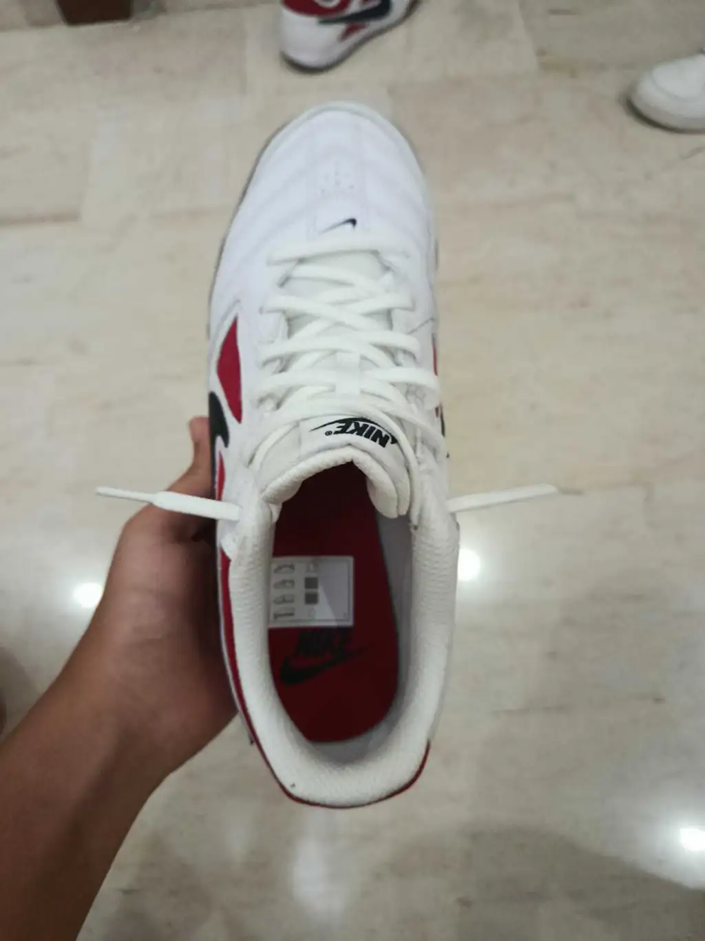 Nike gato importé de la France jamais porté