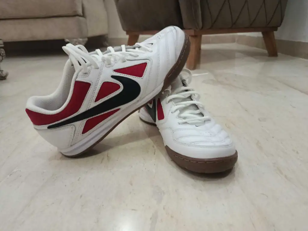 Nike gato importé de la France jamais porté
