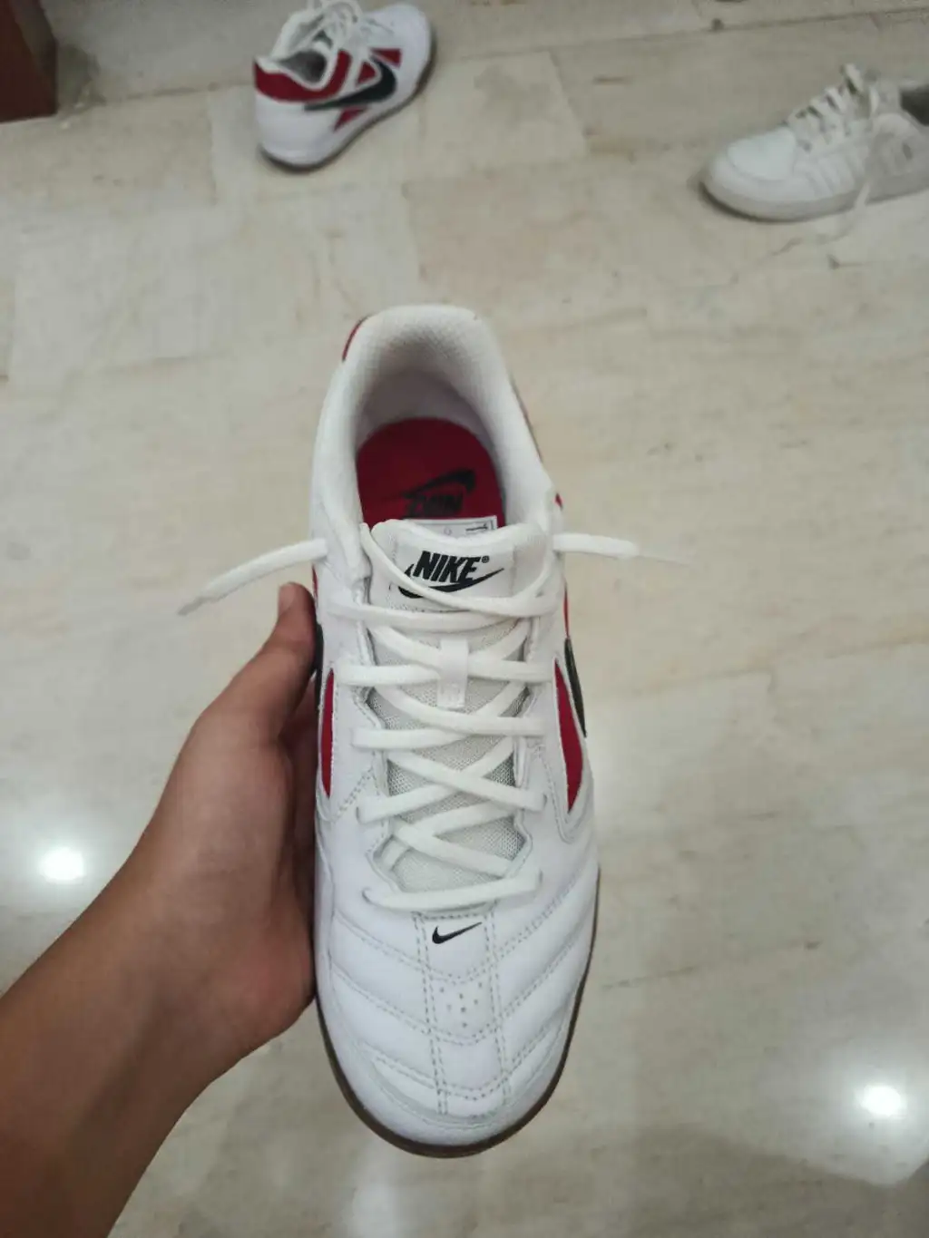 Nike gato importé de la France jamais porté