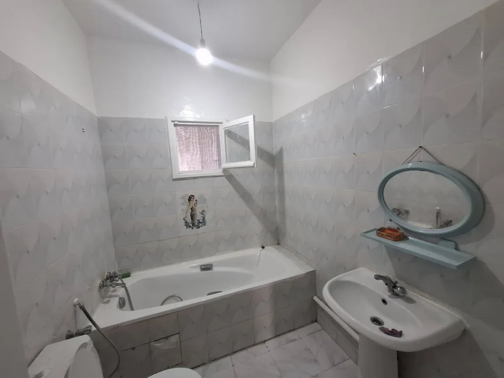 À Vendre – Appartement S+2 Rez-de-Chaussée avec Place de Parking à Mourouj 5
