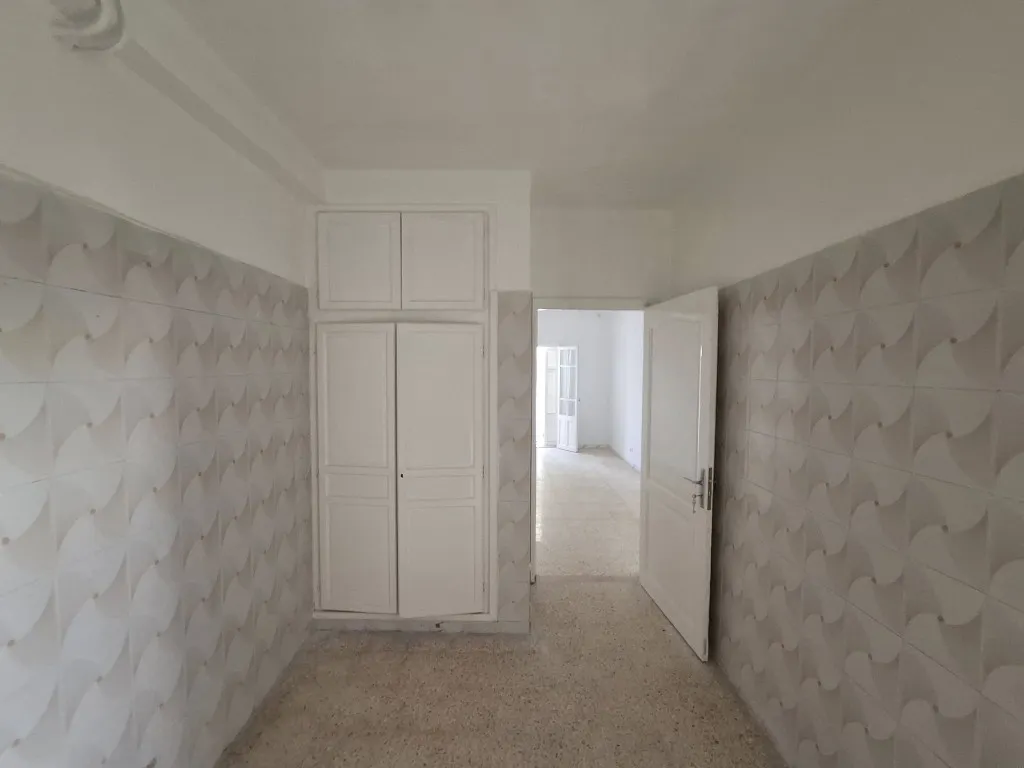 À Vendre – Appartement S+2 Rez-de-Chaussée avec Place de Parking à Mourouj 5