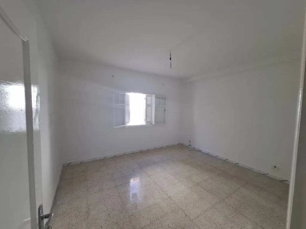 À Vendre – Appartement S+2 Rez-de-Chaussée avec Place de Parking à Mourouj 5