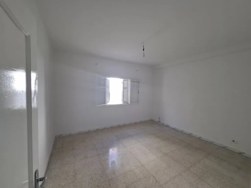 À Vendre – Appartement S+2 Rez-de-Chaussée avec Place de Parking à Mourouj 5