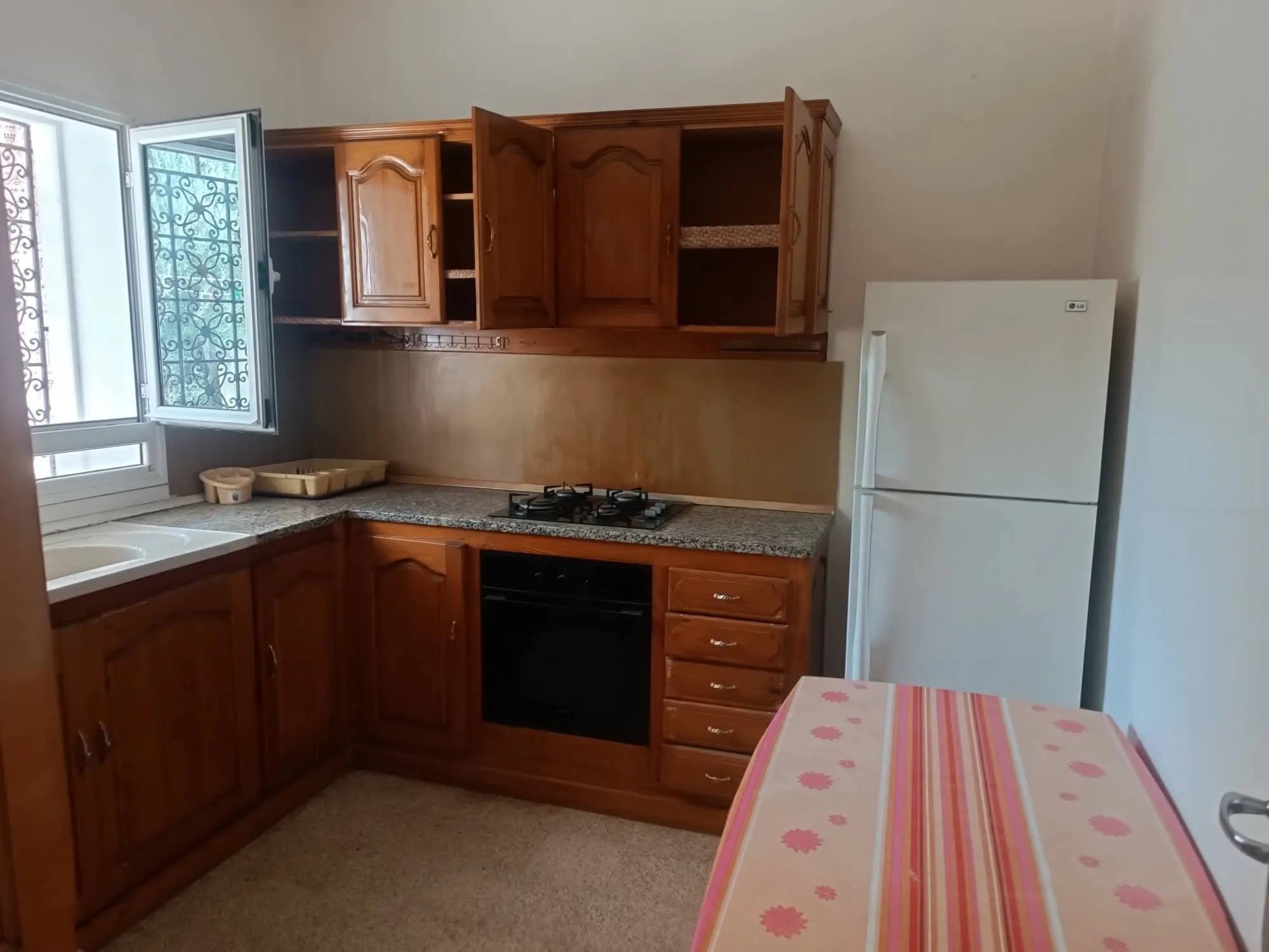 un studio s+1 richement meublé au rdc a louer situé a Bardo derrière stade