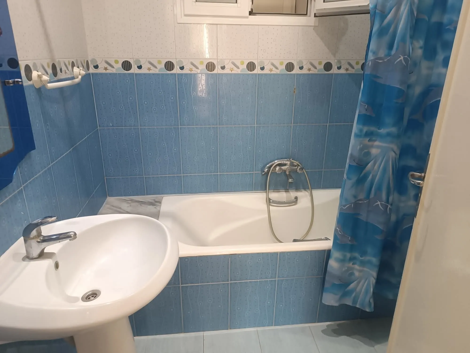 un studio s+1 richement meublé au rdc a louer situé a Bardo derrière stade