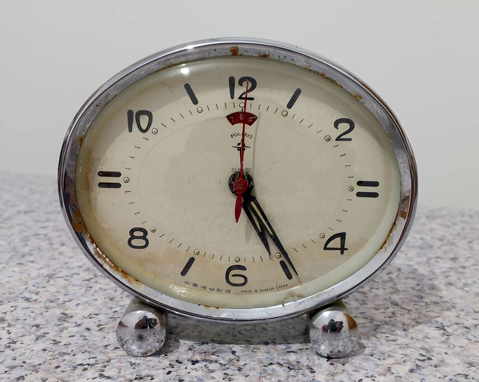 Réveil ovale ancienne POLARIS années 1970