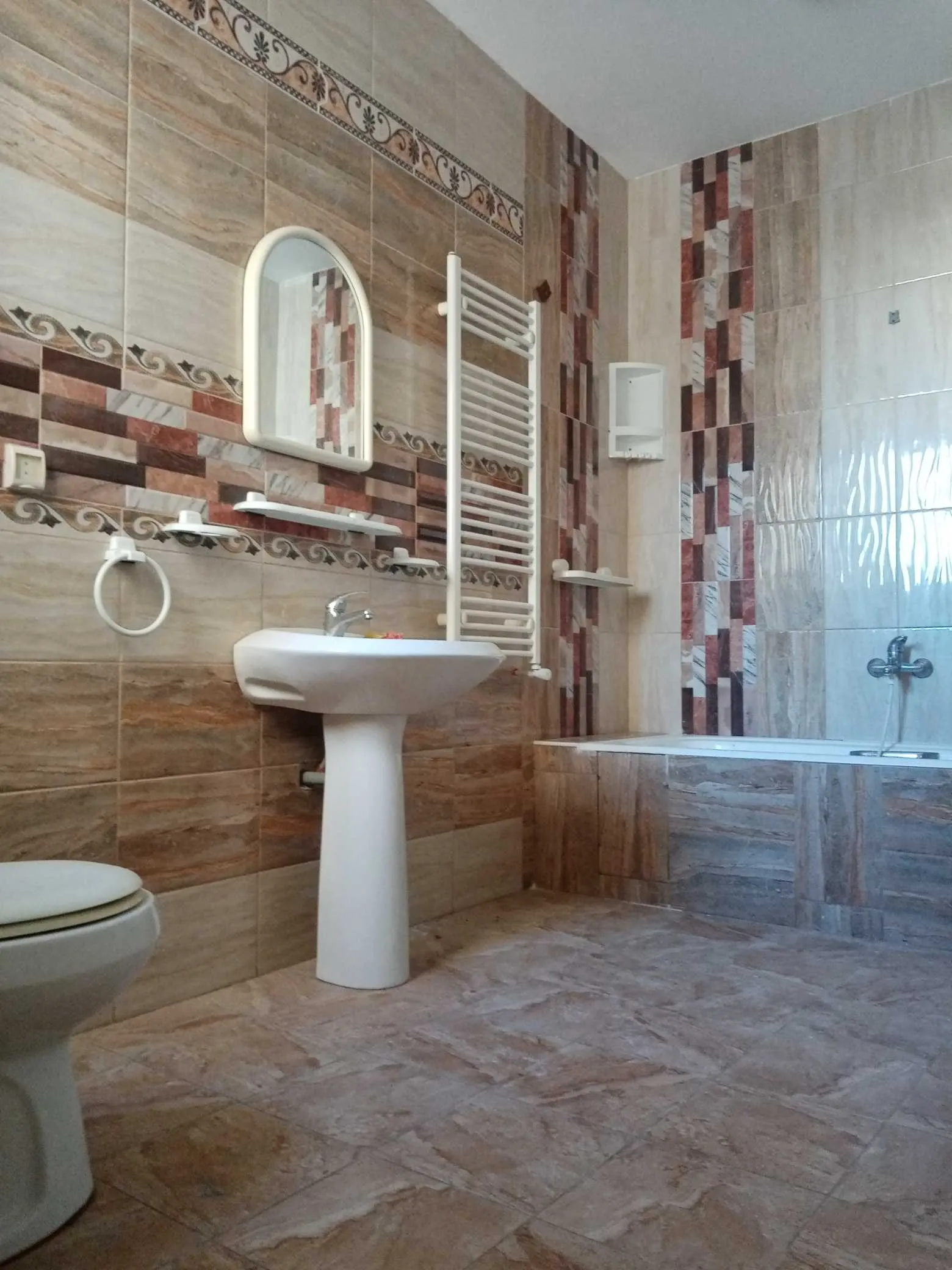 À louer app. S+3 centre ariana