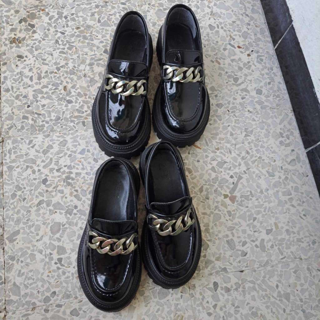 Deux Chaussures pour fille très propre