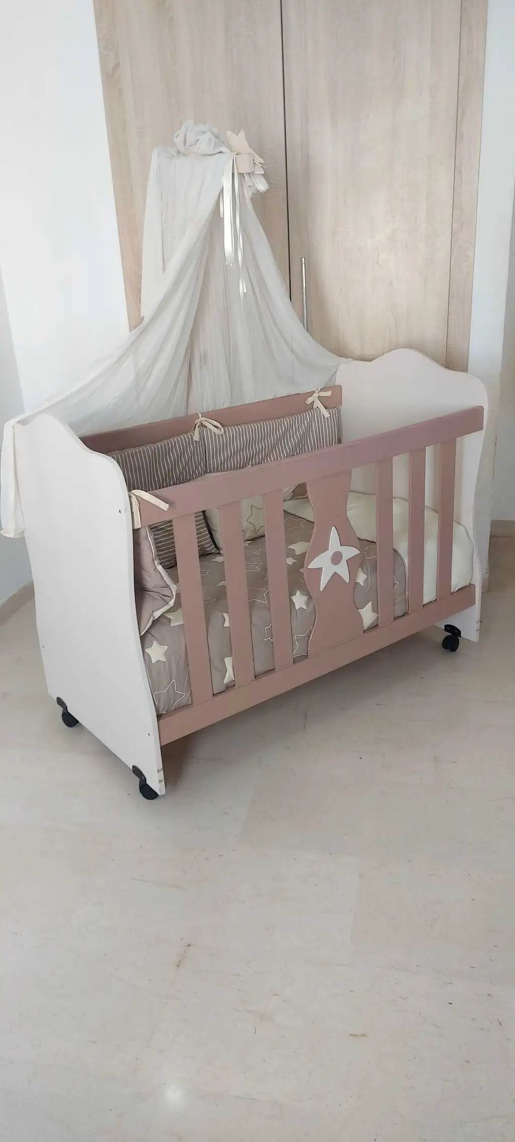 Lit bébé en bon état avec matelas – Peu utilisé