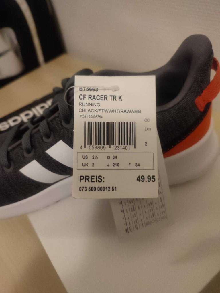 Chaussures de sports adidas d'origine importés taille 34 état neuf 