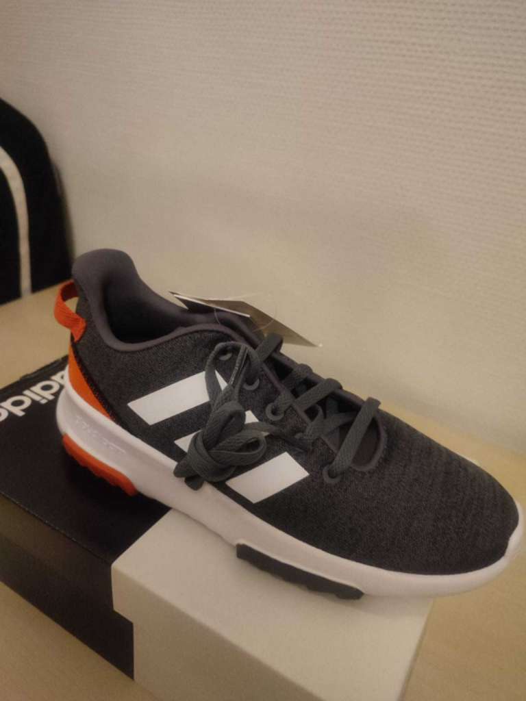 Chaussures de sports adidas d'origine importés taille 34 état neuf 