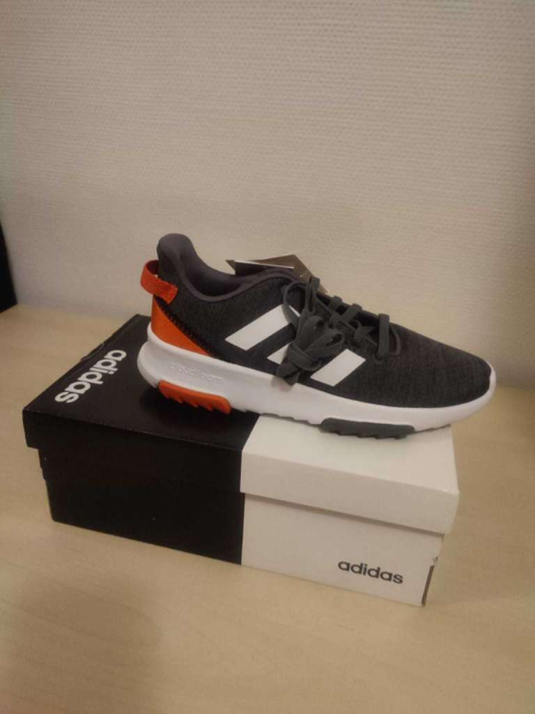 Chaussures de sports adidas d'origine importés taille 34 état neuf 