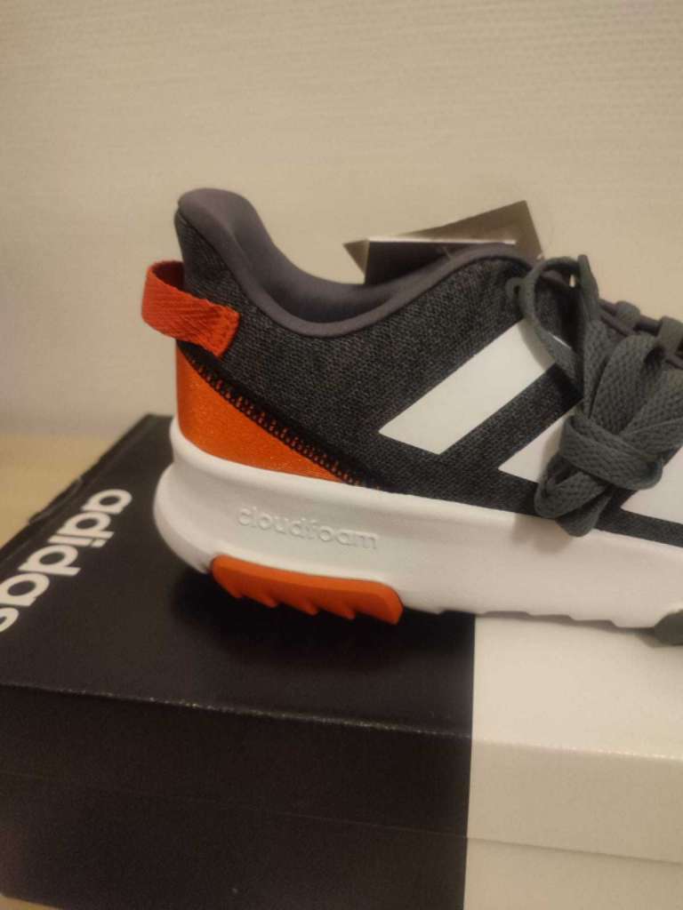 Chaussures de sports adidas d'origine importés taille 34 état neuf 