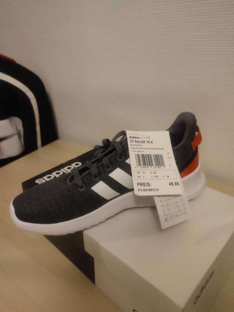 Chaussures de sports adidas d'origine importés taille 34 état neuf 