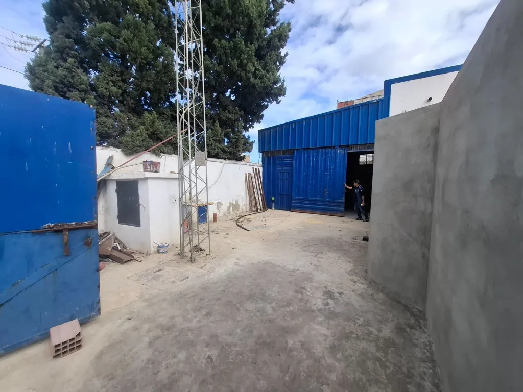À louer dépôt 150m² au titre avec cour, zone industrielle Ben Arous