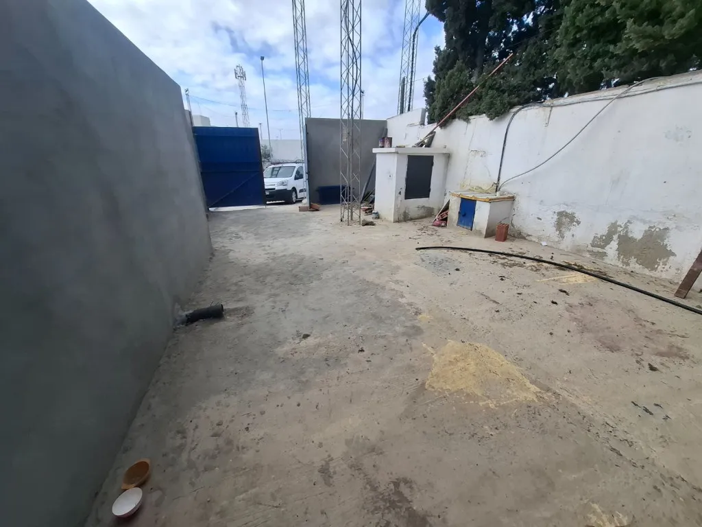 À louer dépôt 150m² au titre avec cour, zone industrielle Ben Arous