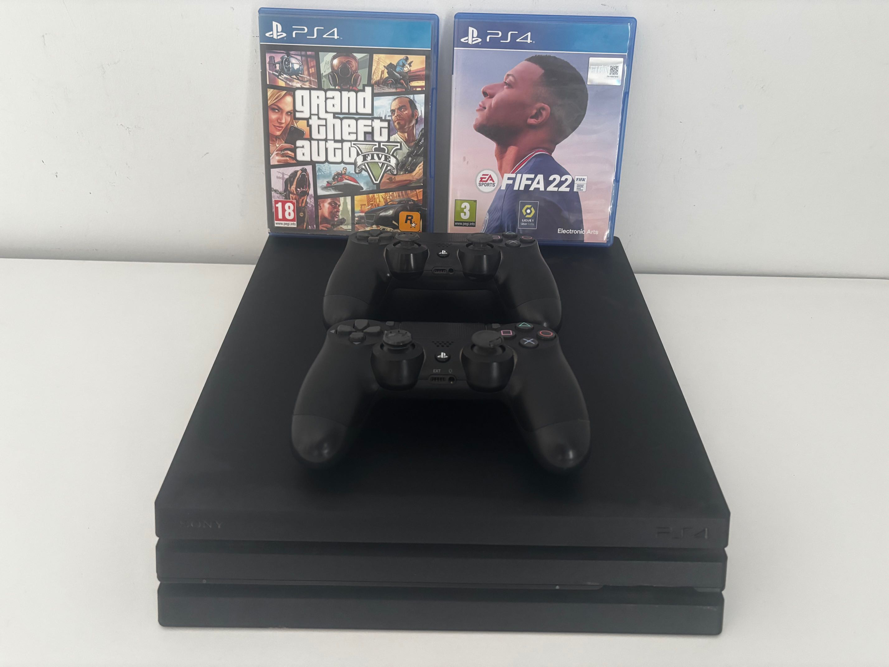 Ps4 pro avec 2 manettes et deux CD
