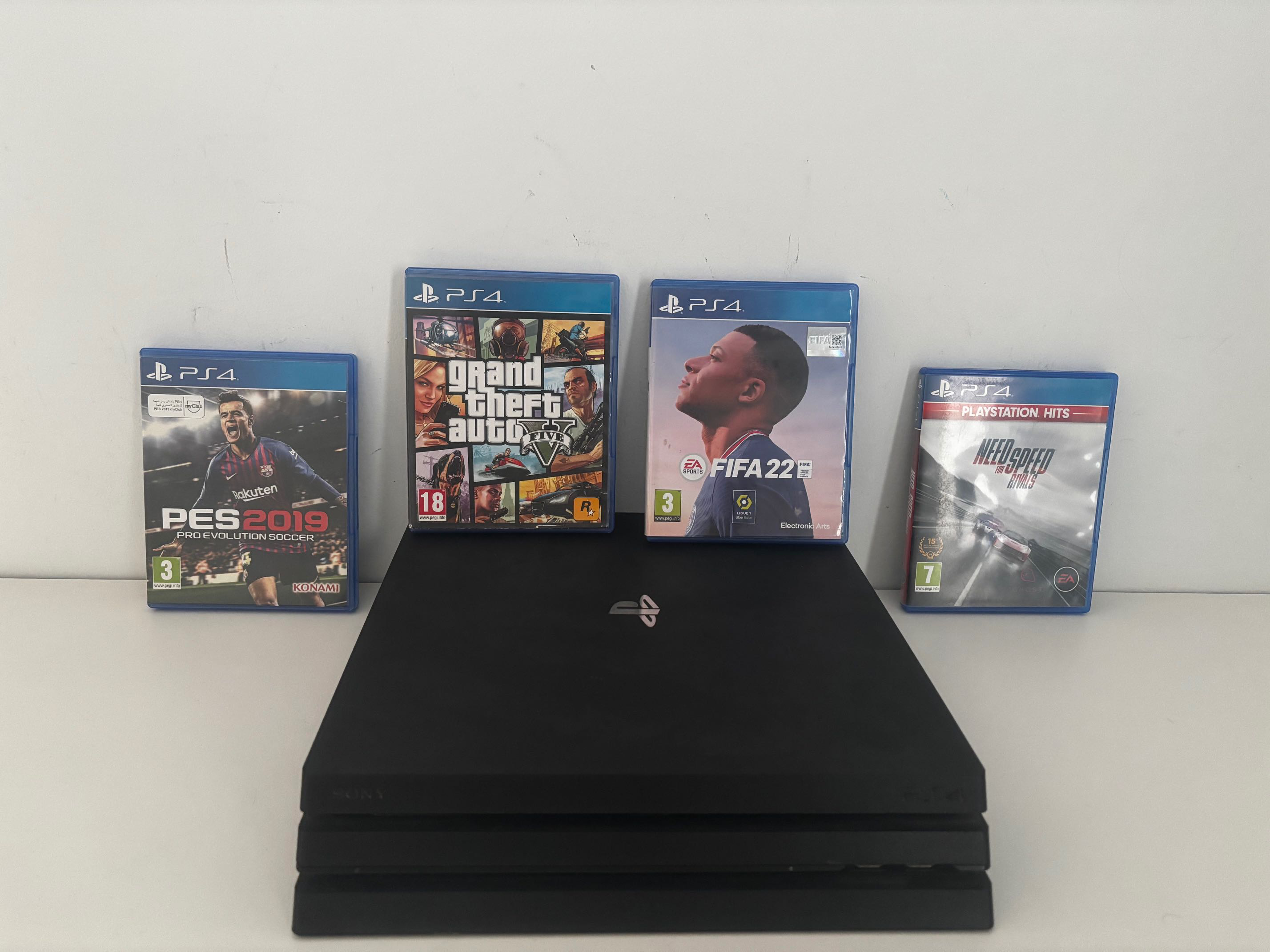 Ps4 pro avec 2 manettes et deux CD