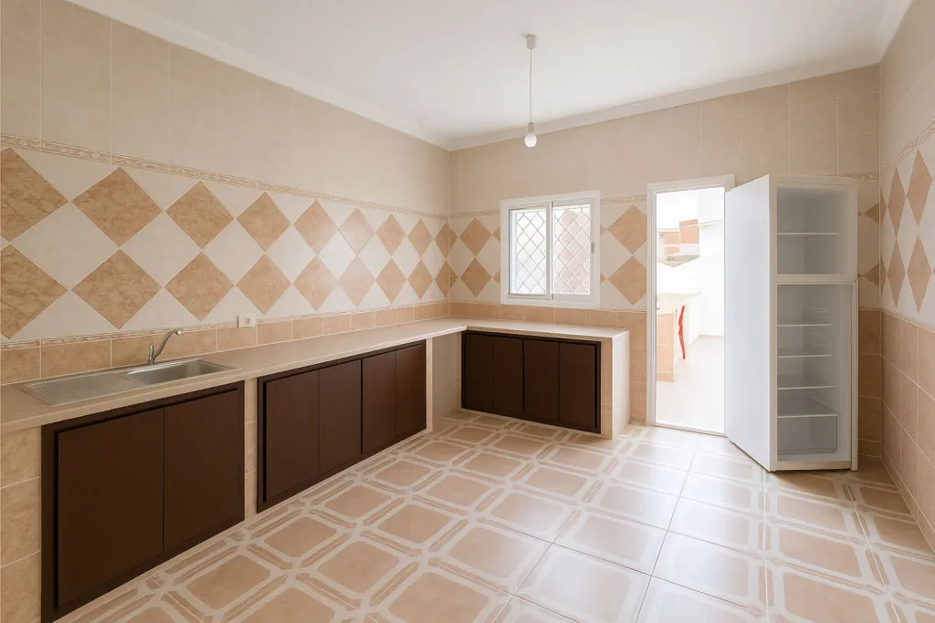 Maison à vendre à Mhamdia – S+2 habitable, étage inachevé, double façade, cour et garage