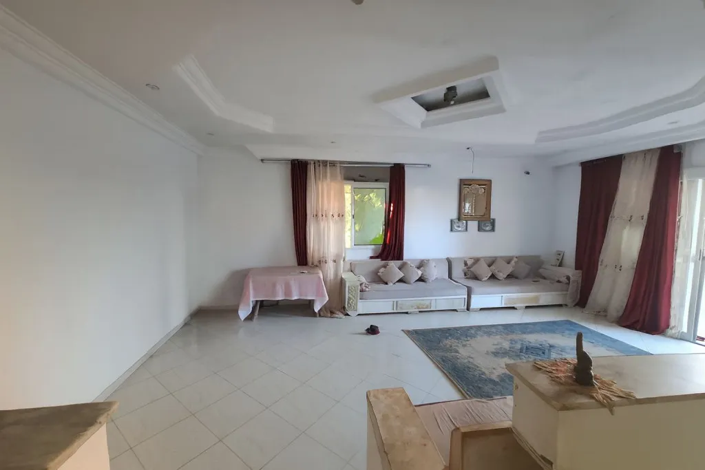 Maison à vendre à Mhamdia – S+2 habitable, étage inachevé, double façade, cour et garage