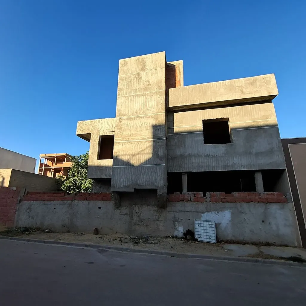Maison à vendre à Mhamdia – S+2 habitable, étage inachevé, double façade, cour et garage