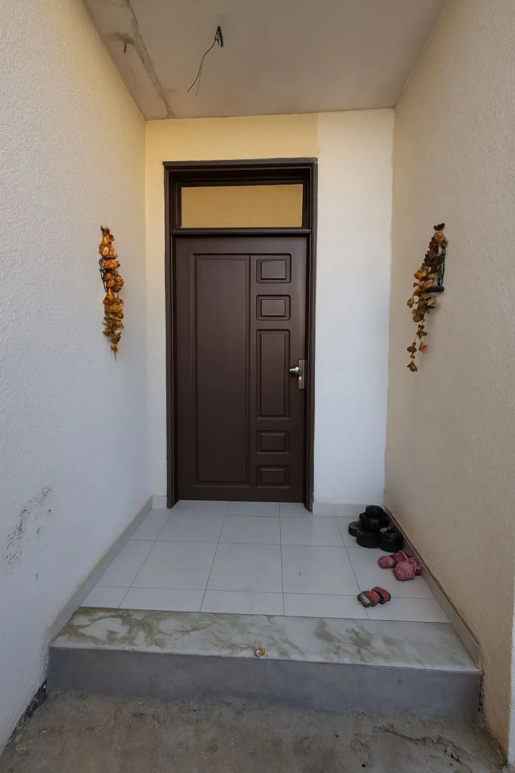 Maison à vendre à Mhamdia – S+2 habitable, étage inachevé, double façade, cour et garage