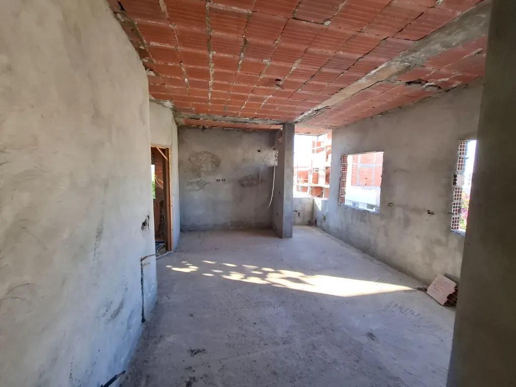 Maison à vendre à Mhamdia – S+2 habitable, étage inachevé, double façade, cour et garage