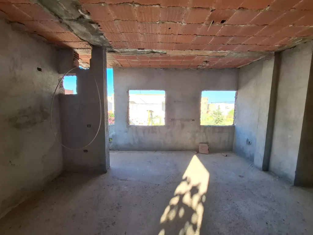 Maison à vendre à Mhamdia – S+2 habitable, étage inachevé, double façade, cour et garage