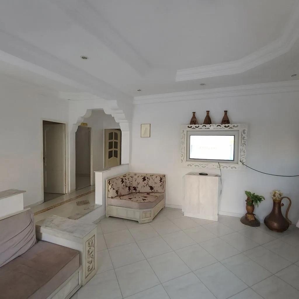 Maison à vendre à Mhamdia – S+2 habitable, étage inachevé, double façade, cour et garage