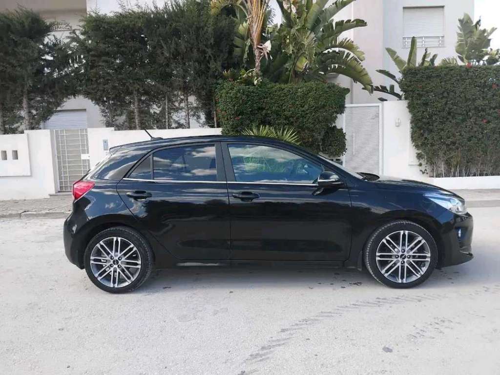 KIA RIO PRESTIGE PREMIÈRE MAIN EN EXCELLENT ÉTAT 