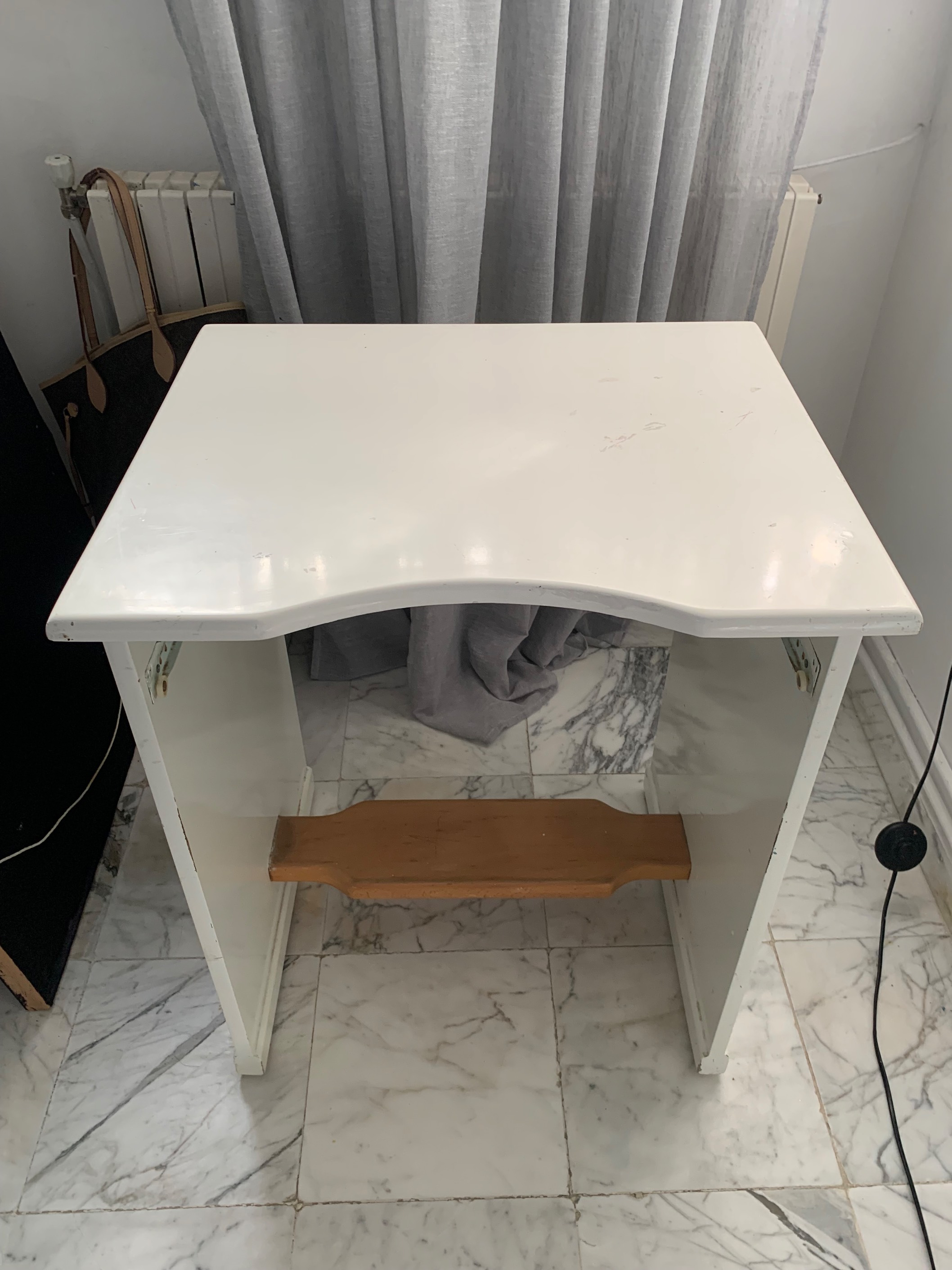 bureau pour enfants moderne en bois blanc