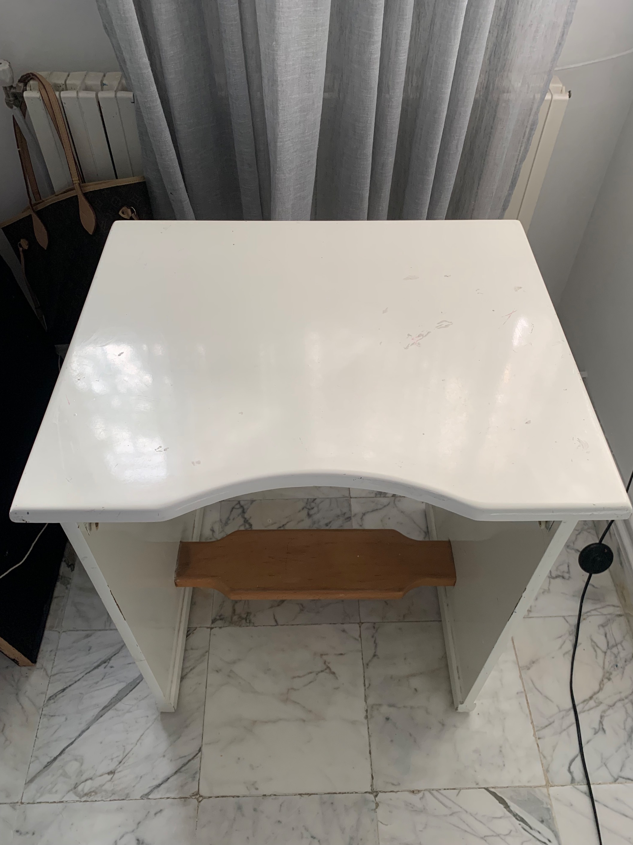 bureau pour enfants moderne en bois blanc