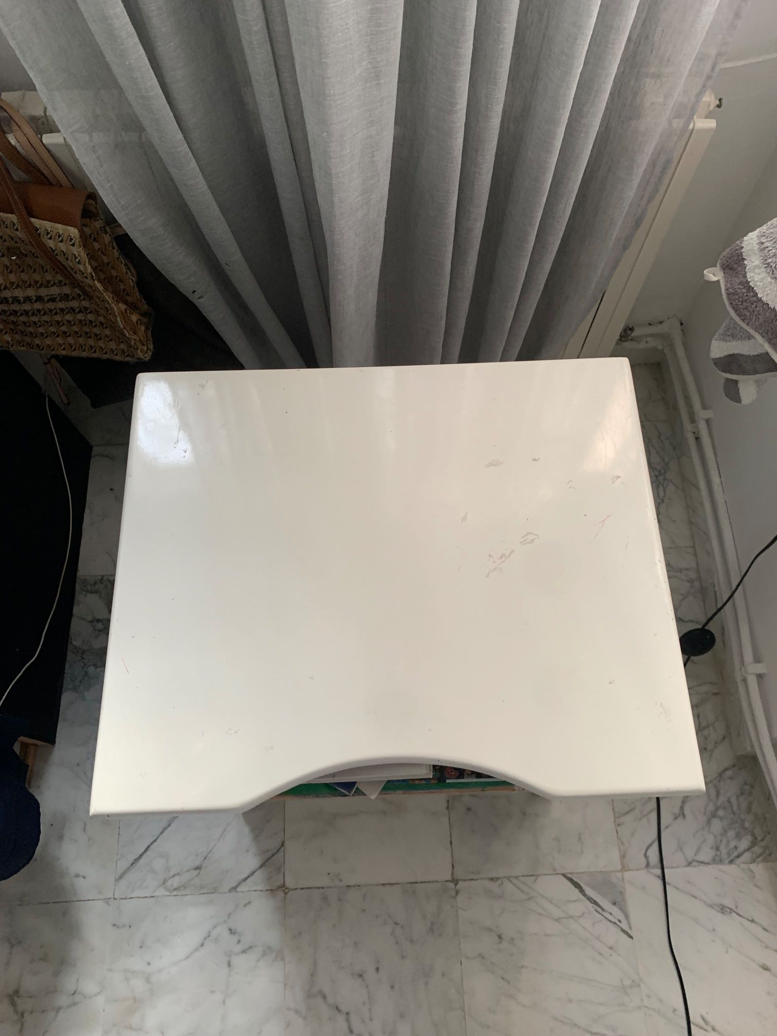 bureau pour enfants moderne en bois blanc