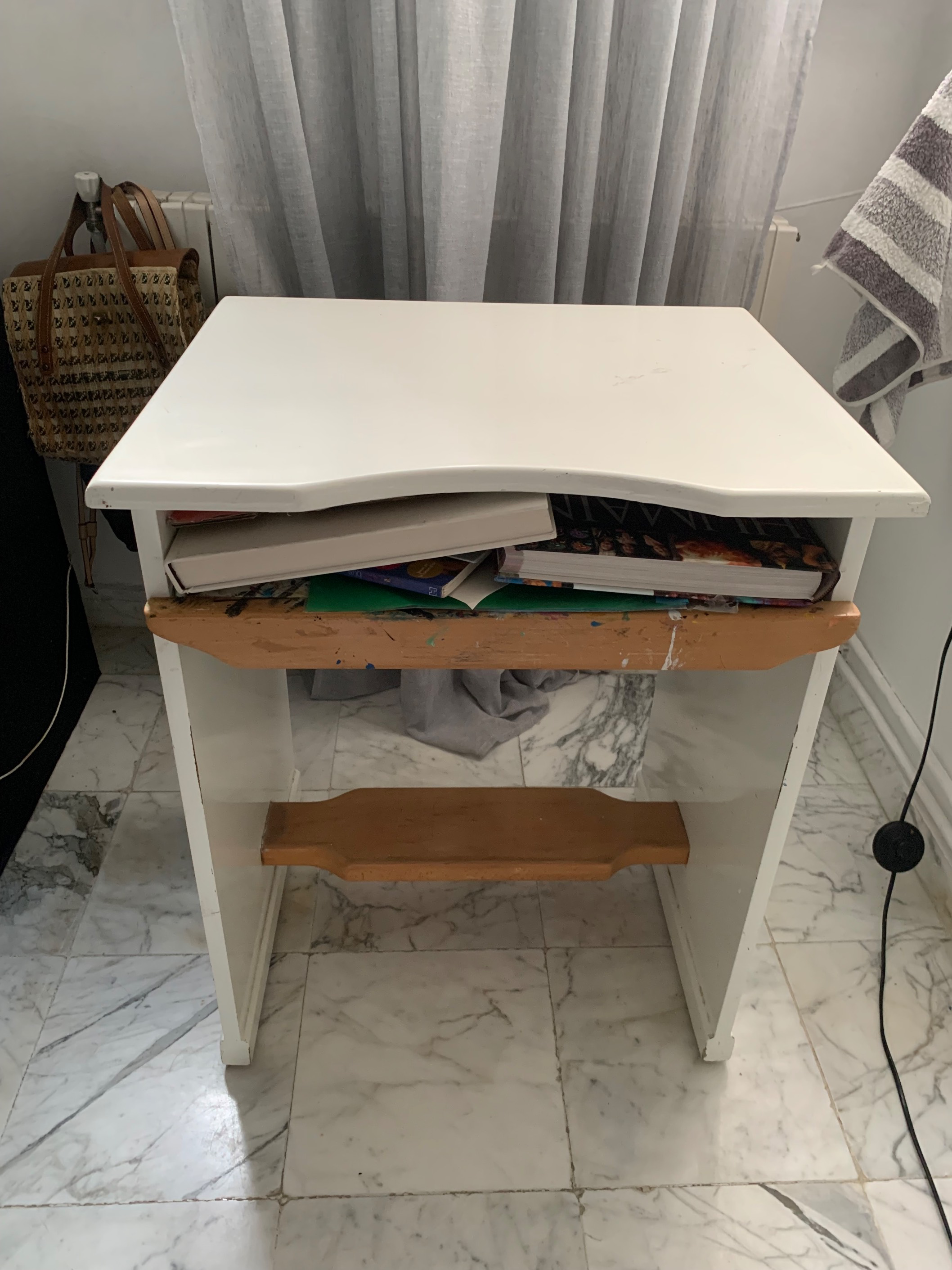 bureau pour enfants moderne en bois blanc