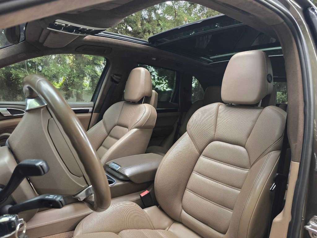   PORSCHE CAYENNE GTS2012 V8 ESSENCE🚘
          🔁 on accepte l échange des voitures