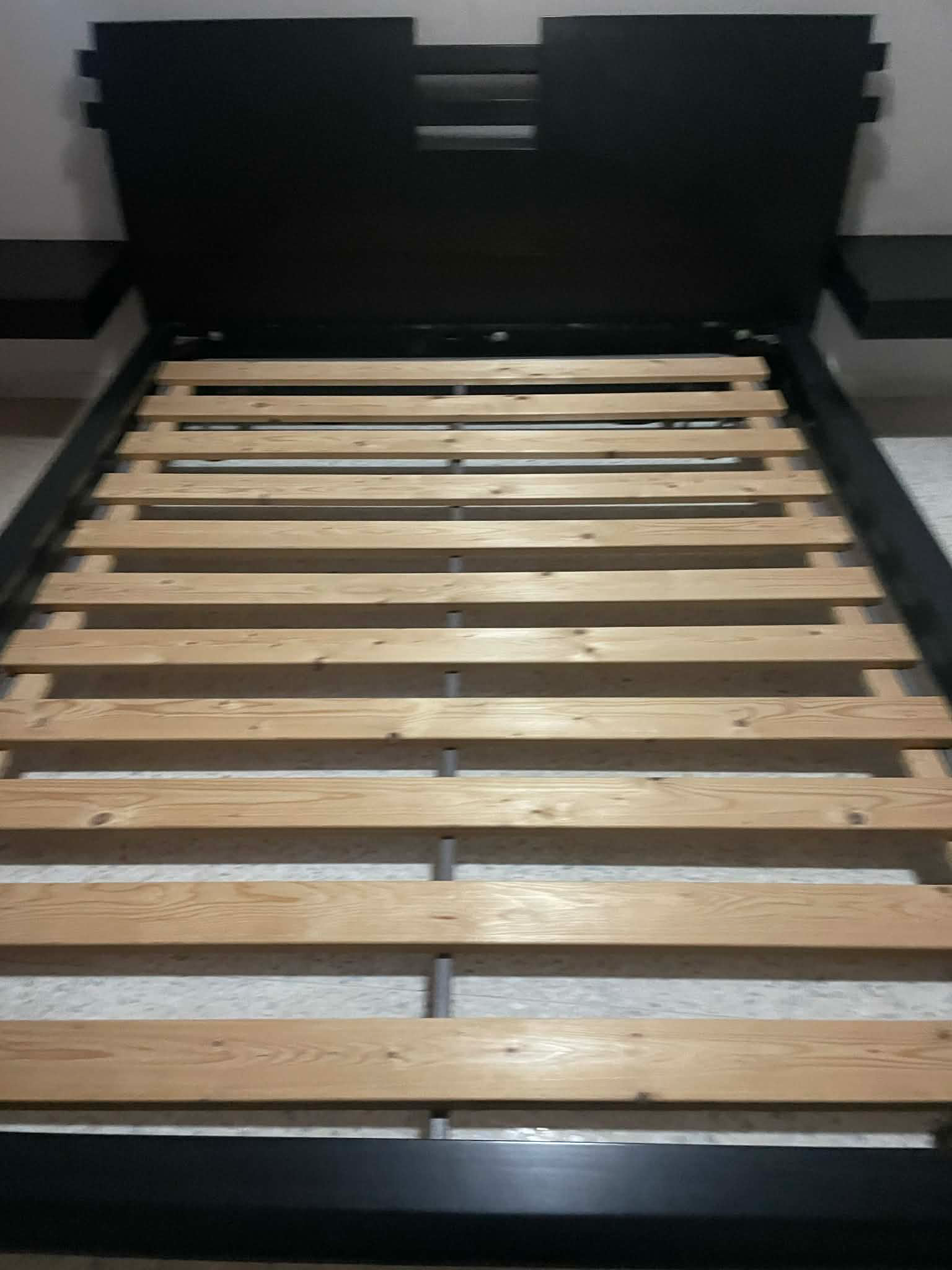 Lit double en bois et métal