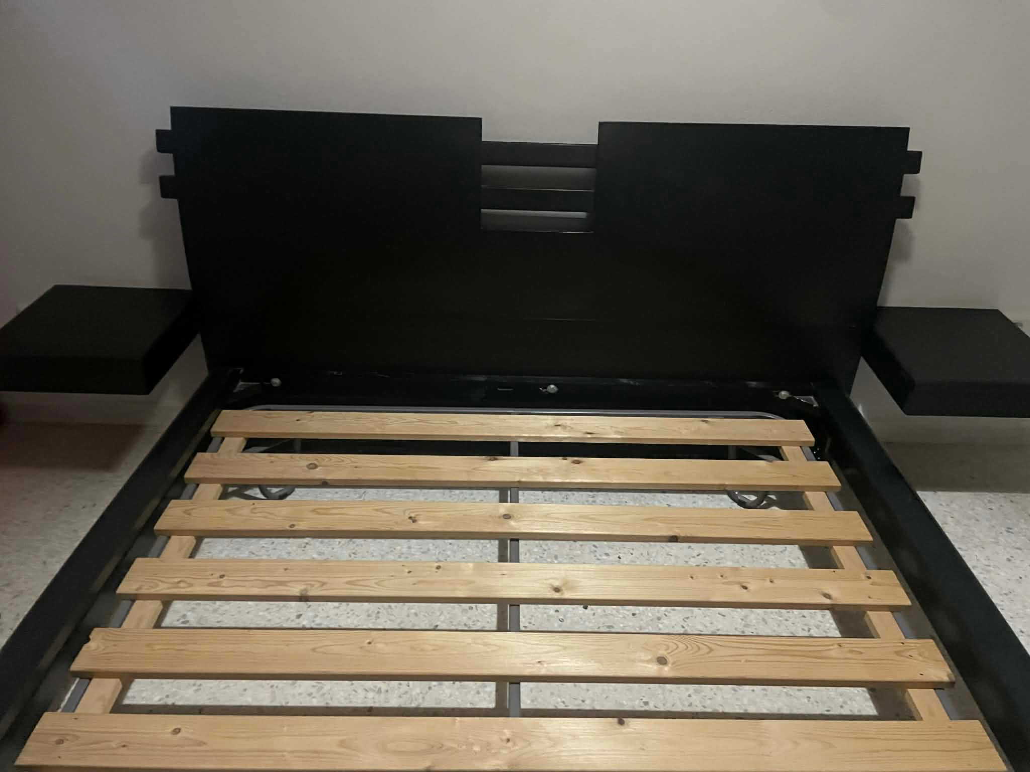 Lit double en bois et métal