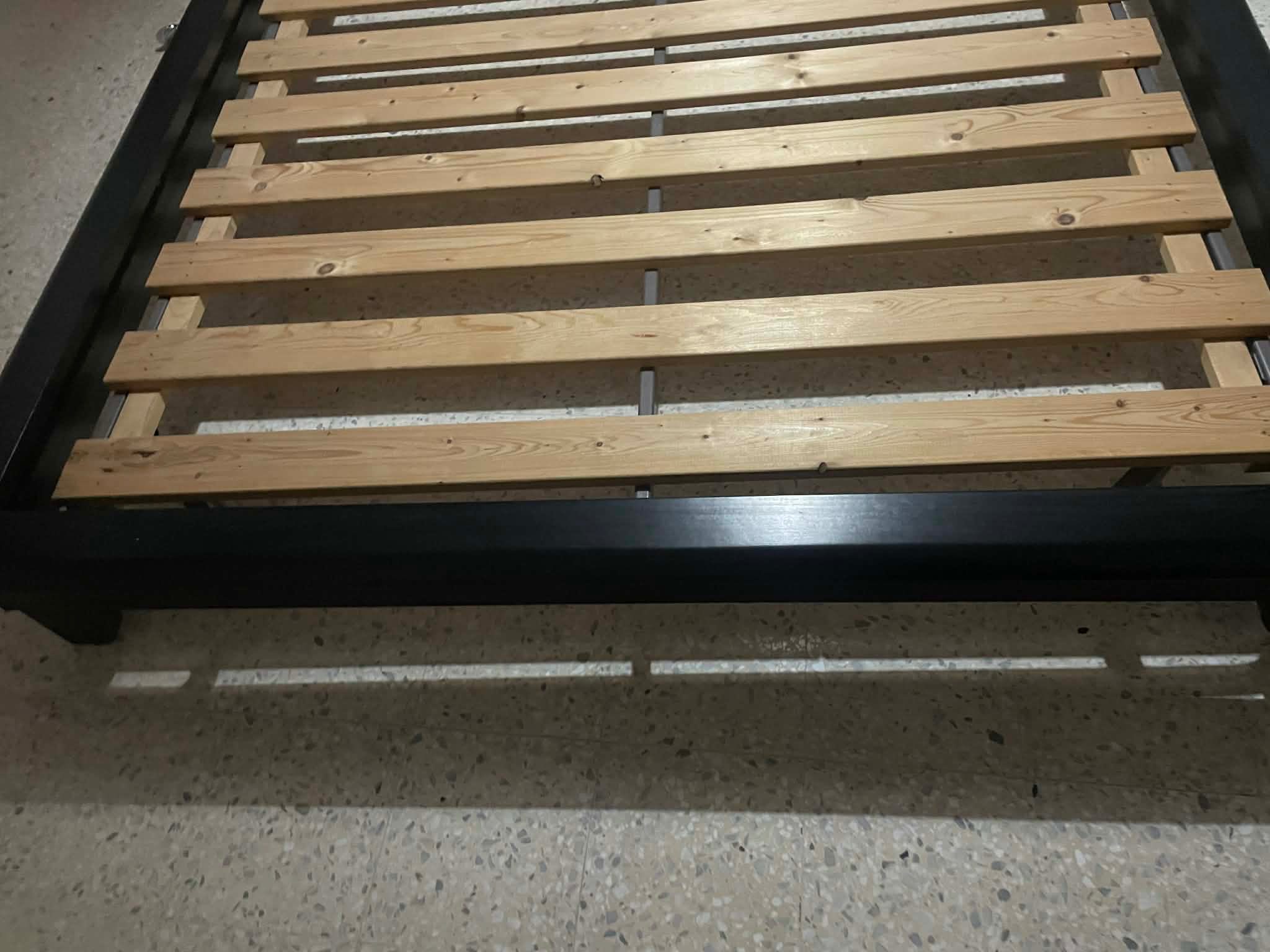 Lit double en bois et métal