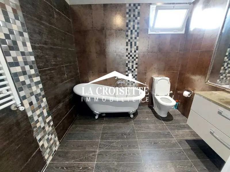 Rez-de-chaussée de villa meublé s+3 avec jardin et piscine à Carthage MRCL0002