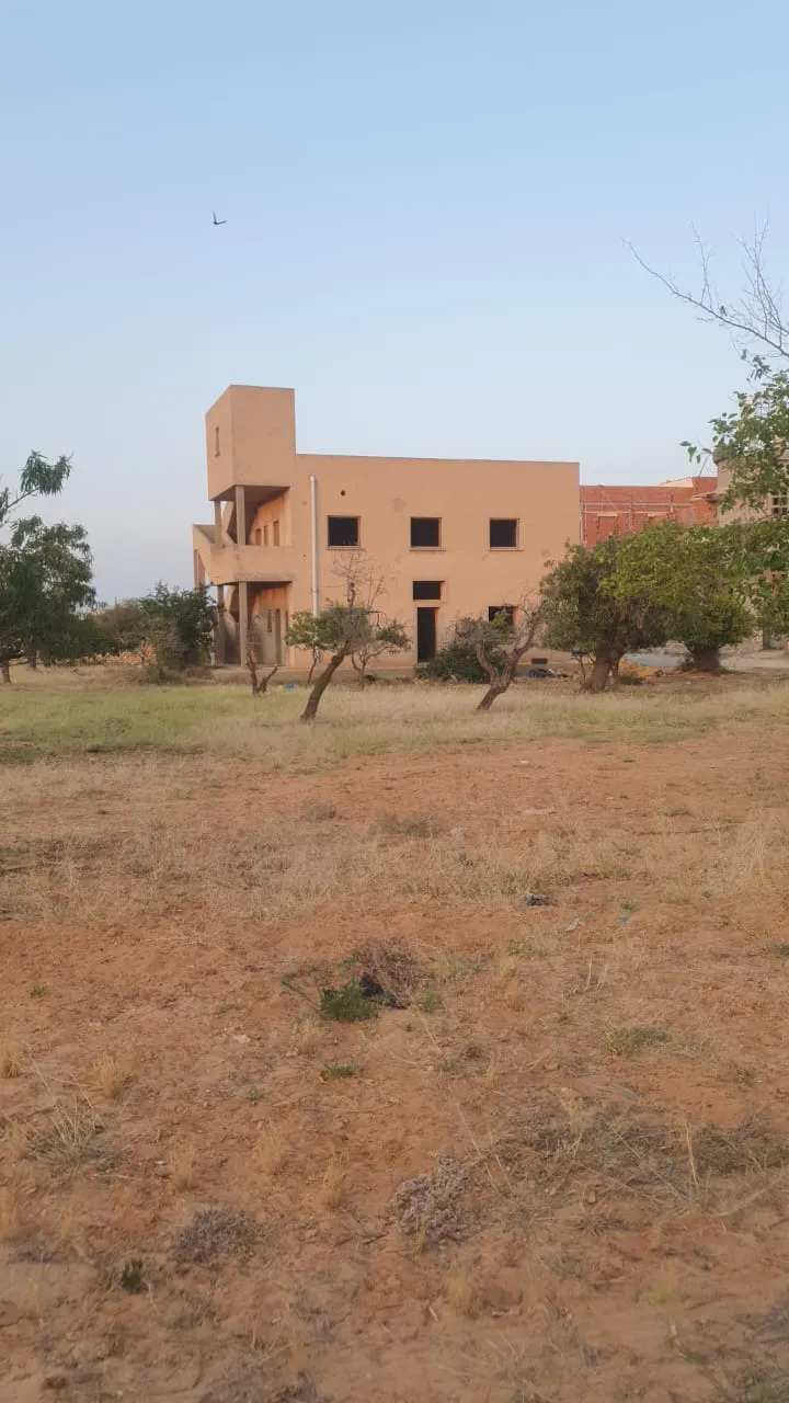 Terrain à vendre avec une villa inachevée de deux étages séparés 